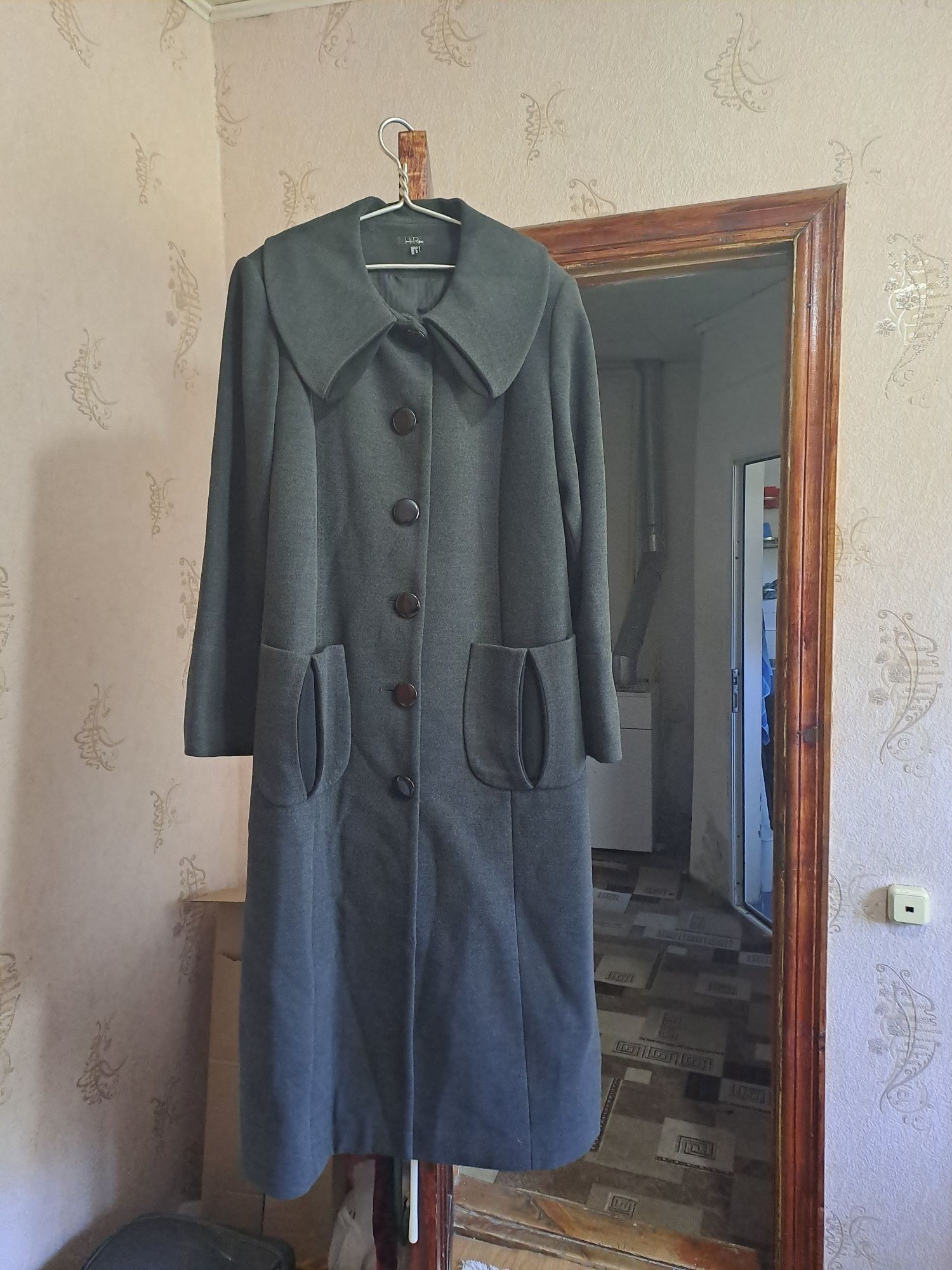 3 Пальто и плащ продаются