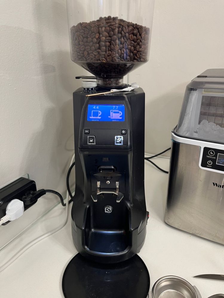 Продам кофемашину и кофемолку! Кофемашина пройзводсто италия Simonelli