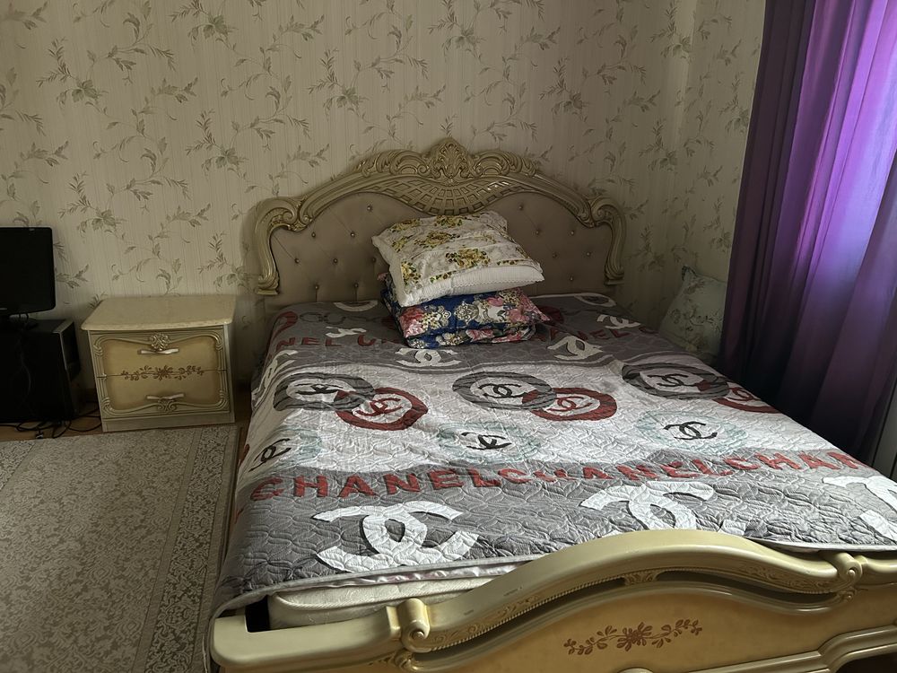 Кровать с матрасом, комод,……..
