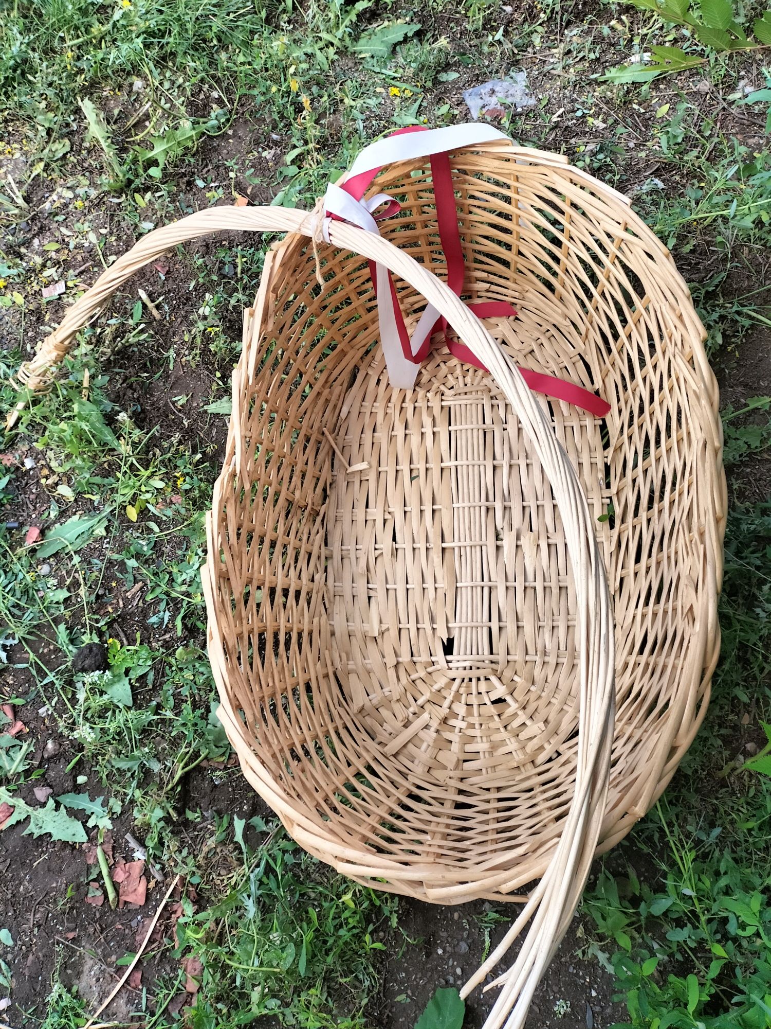 Продам плетеную корзину
