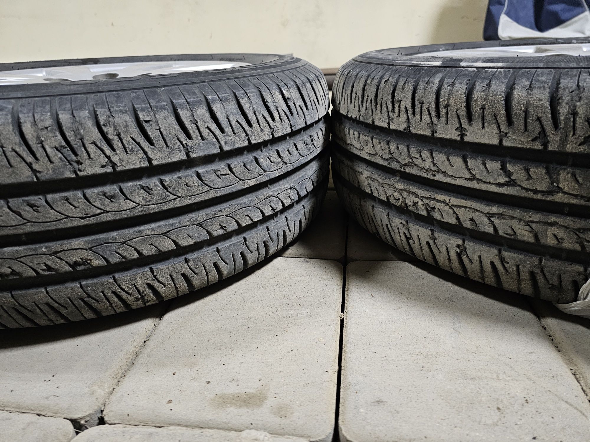 Продам комплект летней резины на дисках Toyota 215/60R16