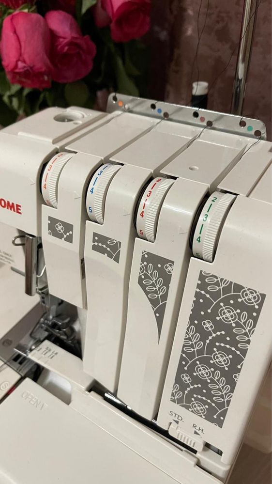 Оверлок машинка janome