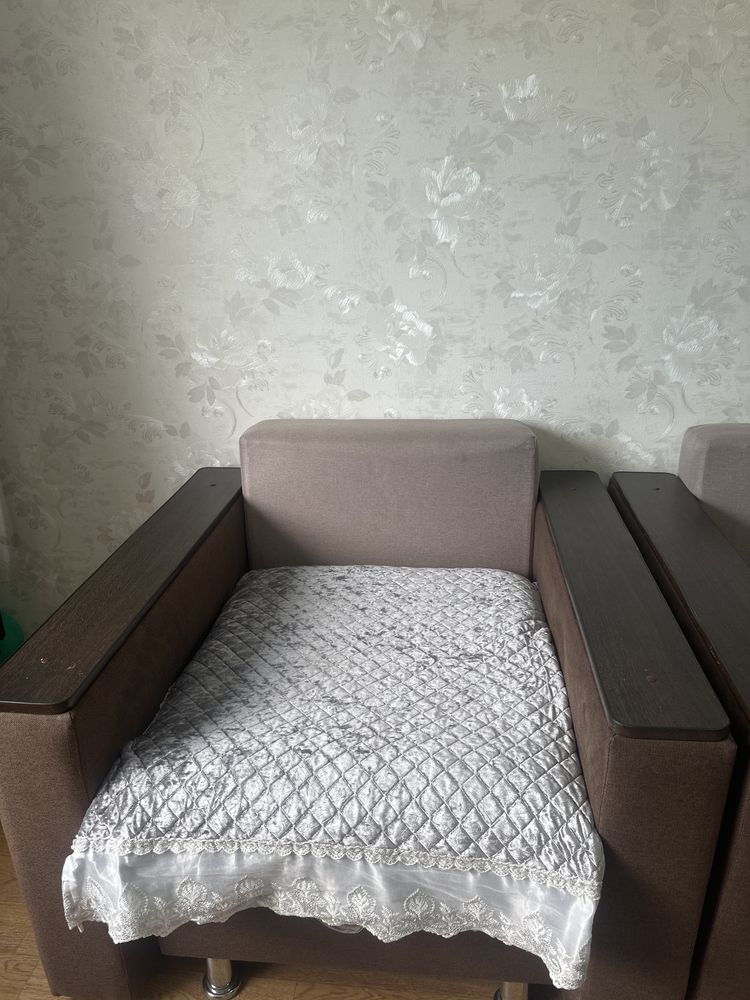 Продам диван с 2 кресло и 2 пуфика с дивандеками и 4 подушки как на фо
