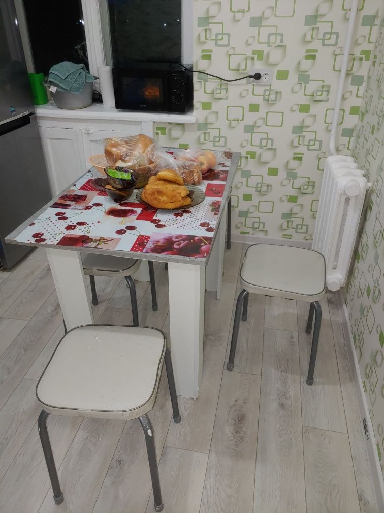 Продам стол и табуретки