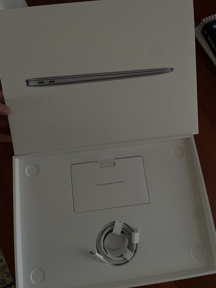 Продам Apple Macbook Air 13 2020 года