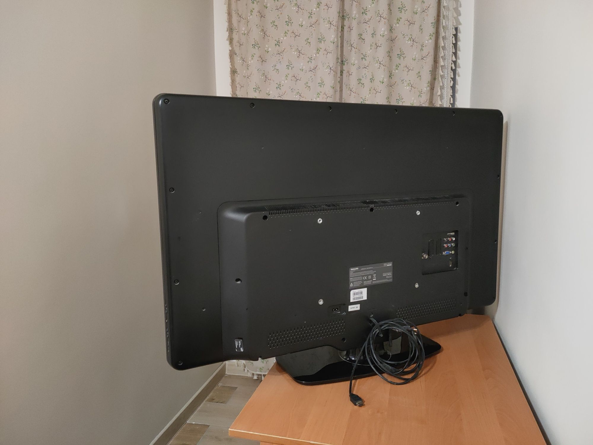 Европейская сборка телевизор большой Philips. Диагональ 110 см.