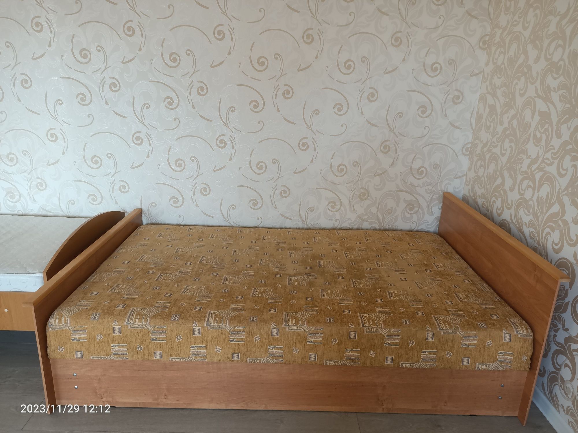 Продам тахту (кровать) и компьютер стол