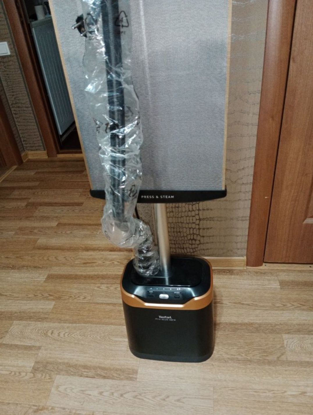 Продам Отпариватель Tefal черный