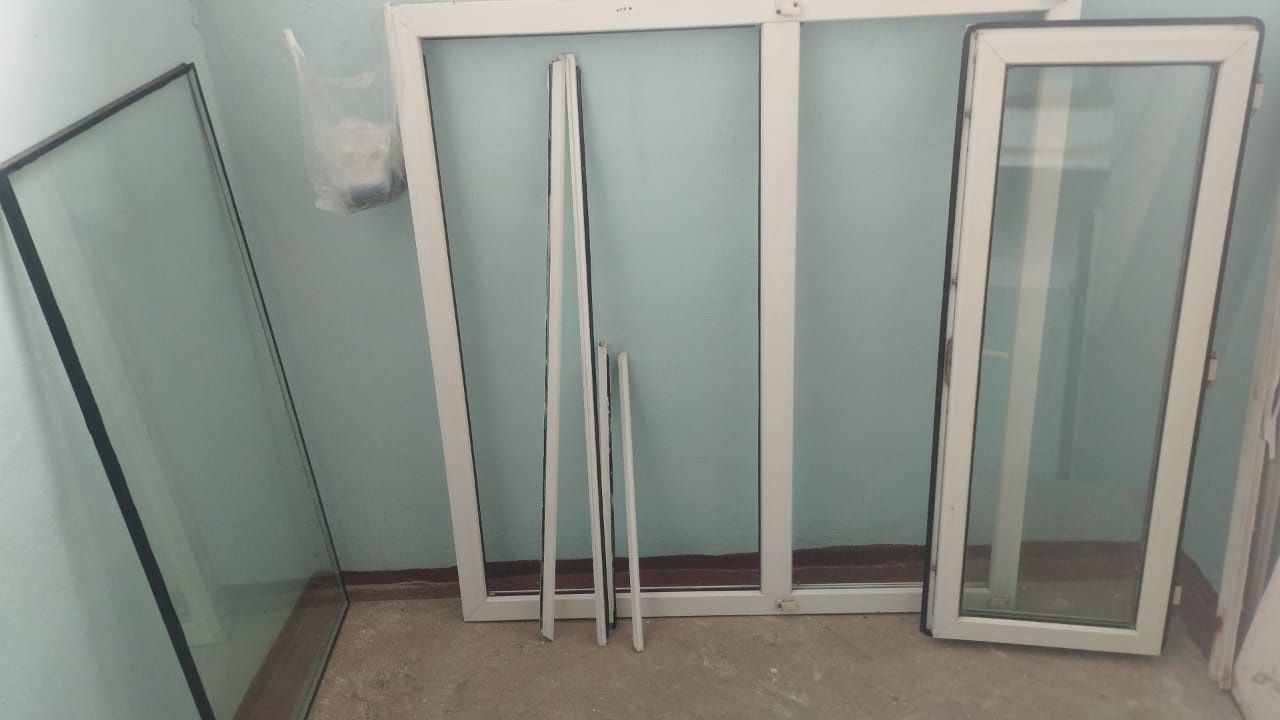 Продам  стекла каленные, пластиковое окно и зеркала