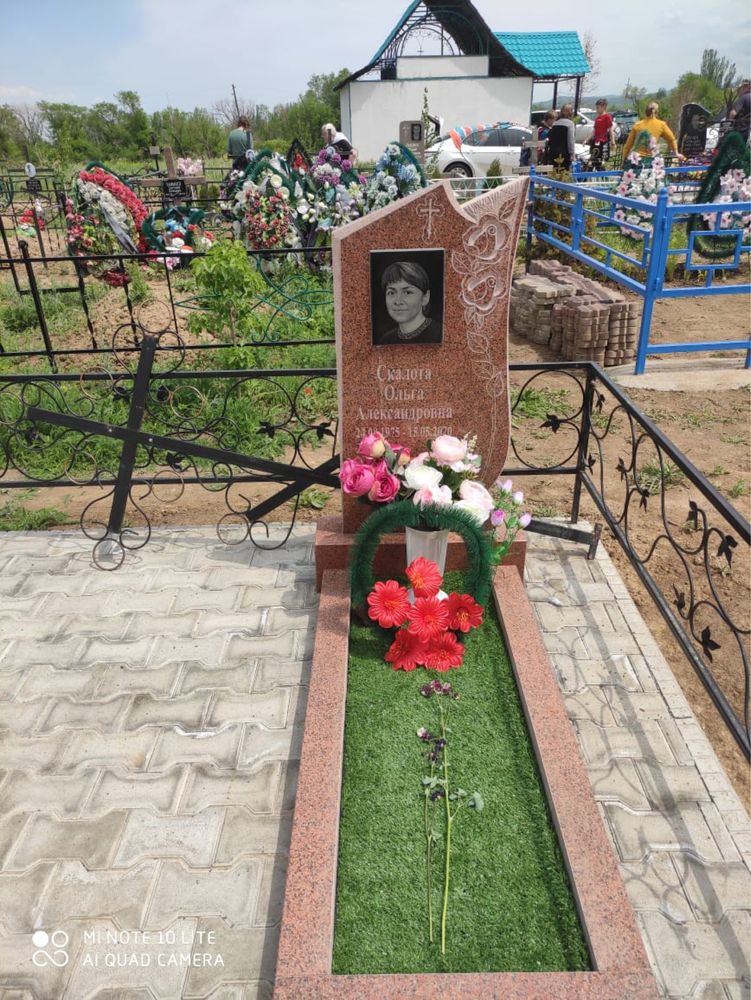 Памятники.