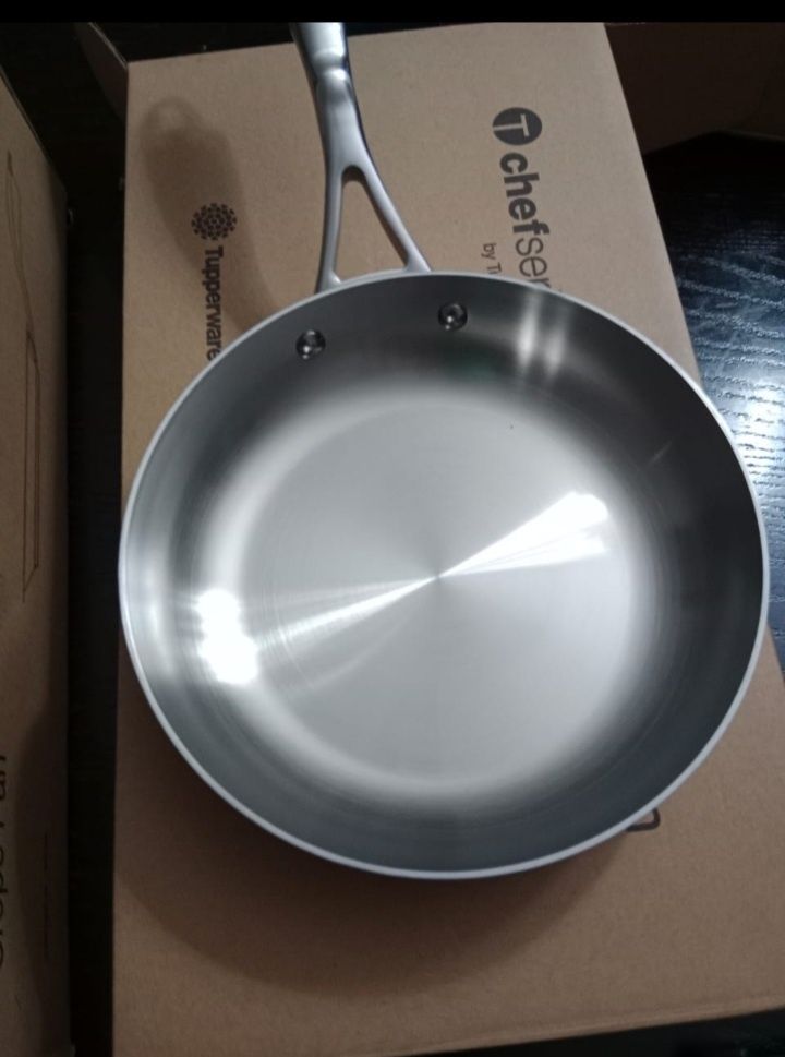 Сковорода Tupperware металл. 28 см . С крышкой. Новая в упаковке.