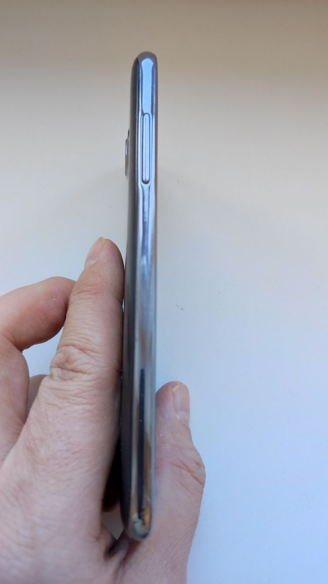 Продам на запчасти телефон Galaxy J5