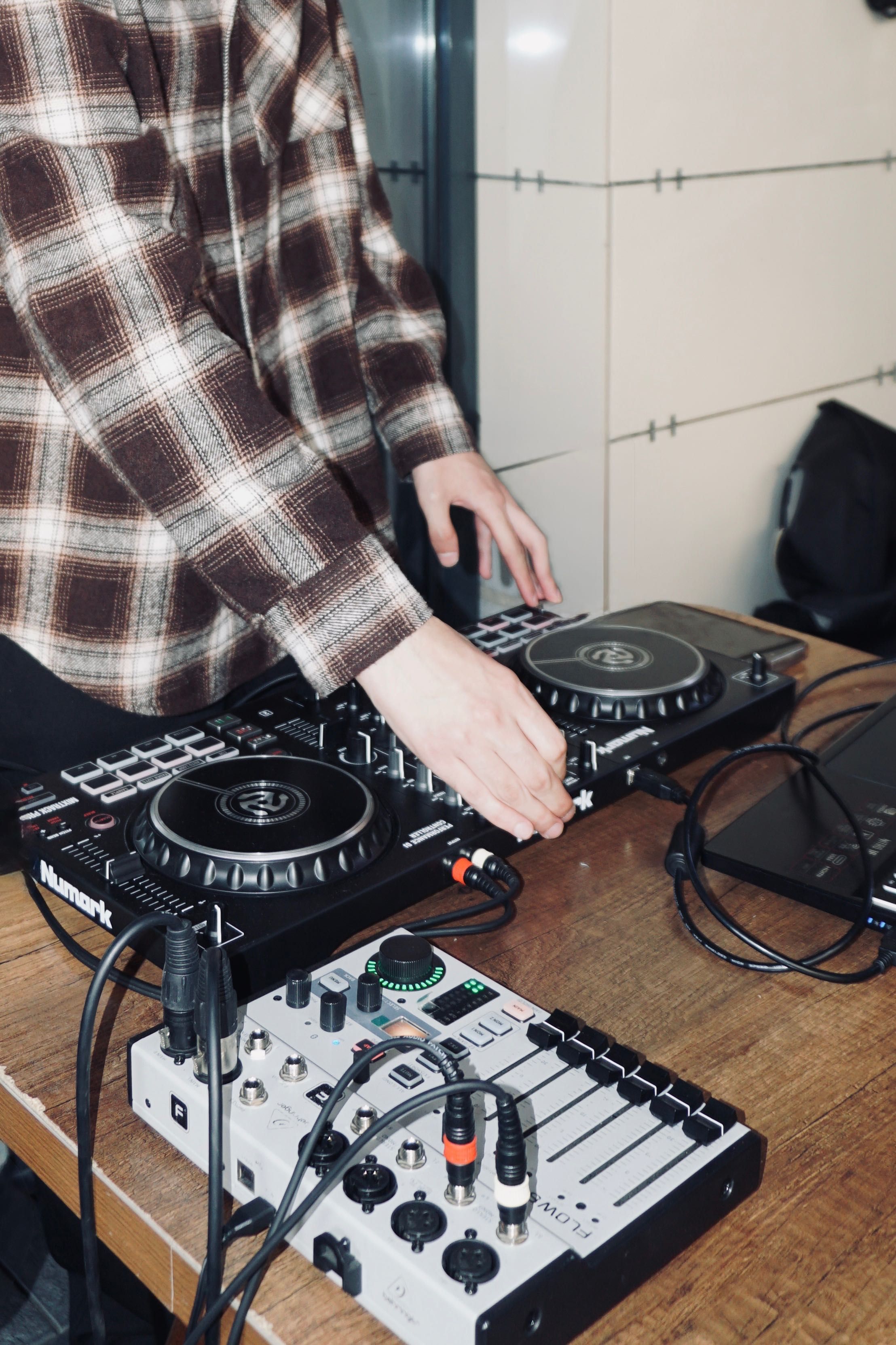 Продам Dj контроллер Numark Mixtrack pro fx