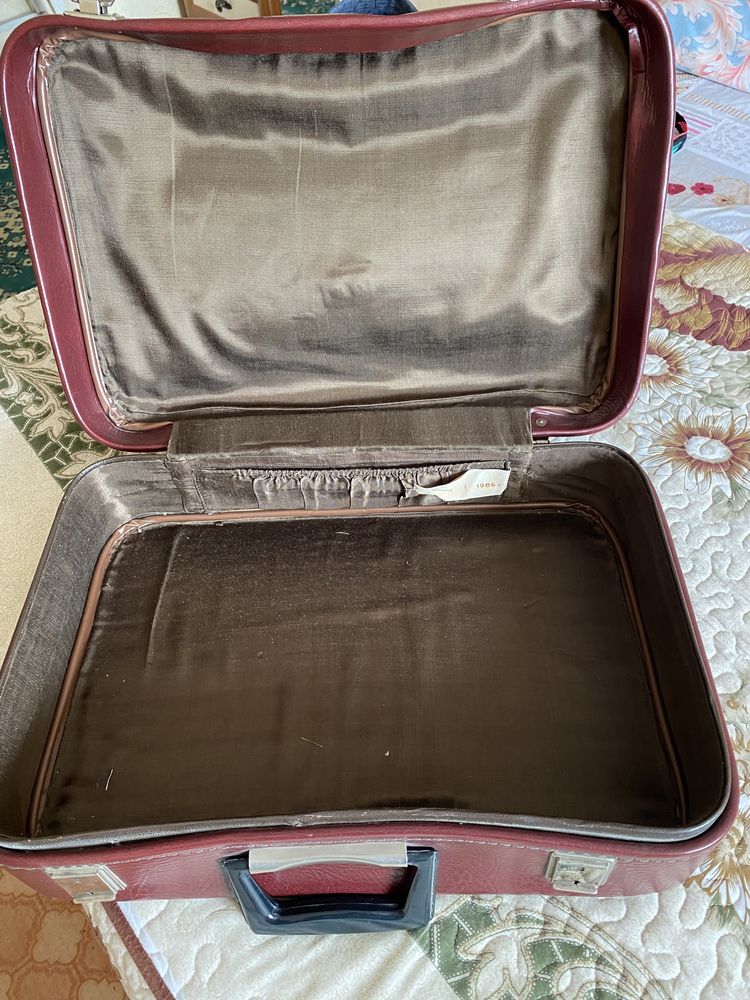 Продам чемодан, сумка дорожная.