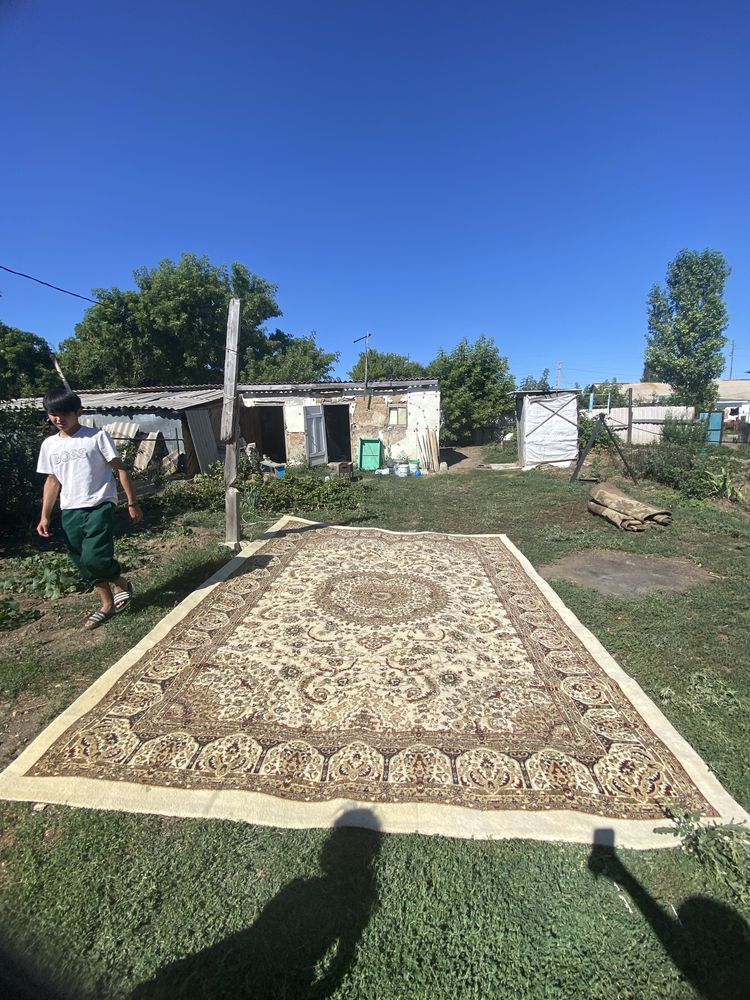 Продам турецкие ковры 4х3 две штуки, 5х4 1шт