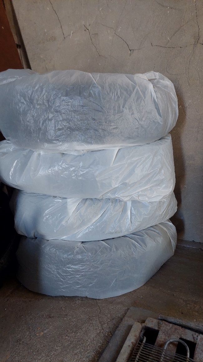 Продам резину на R14 лепучка.износ минимальный.износ минимальны