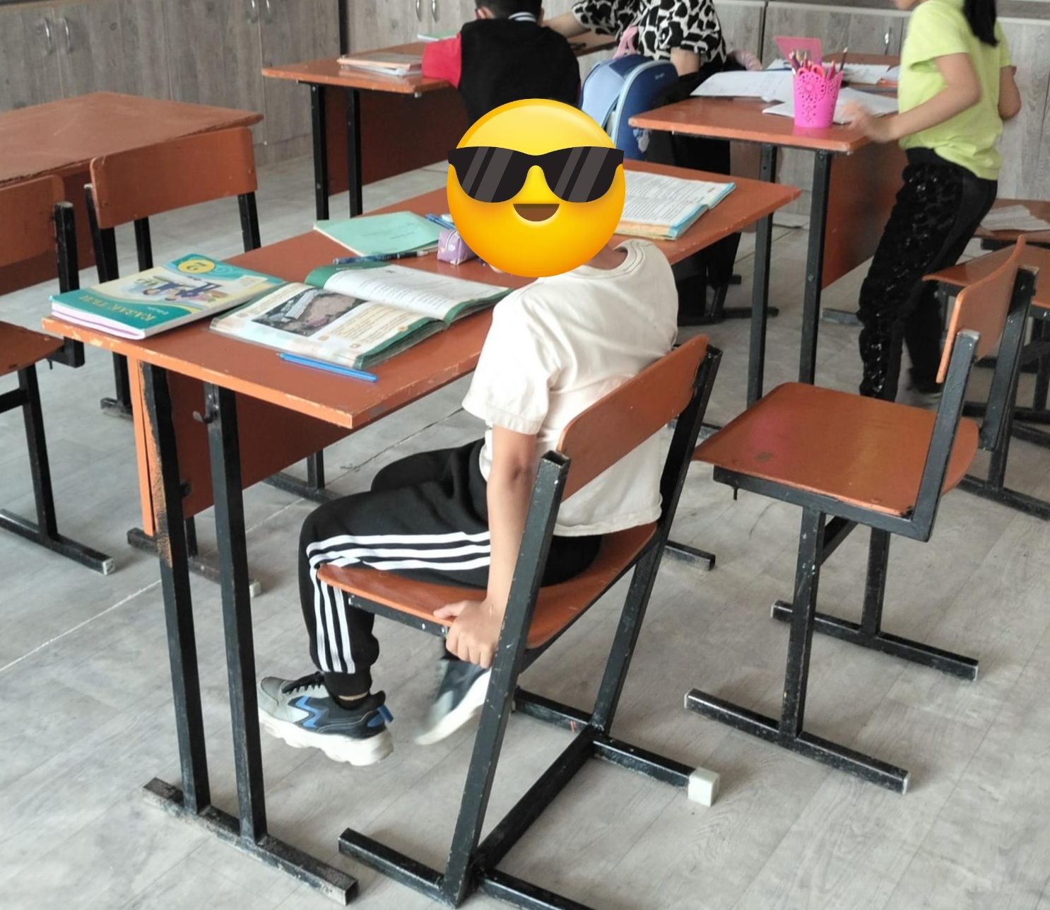 Парта со стульями