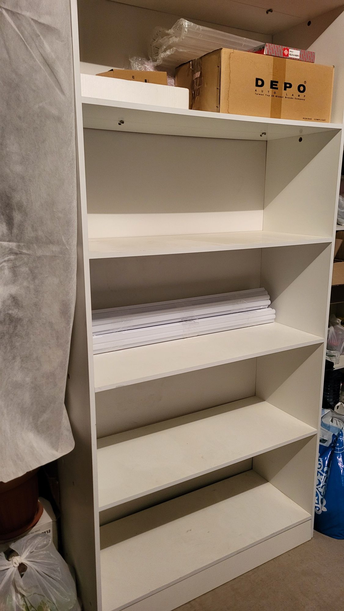 Шкафы с подсветками для магазина, балкона, прихожей. Стол со стульями