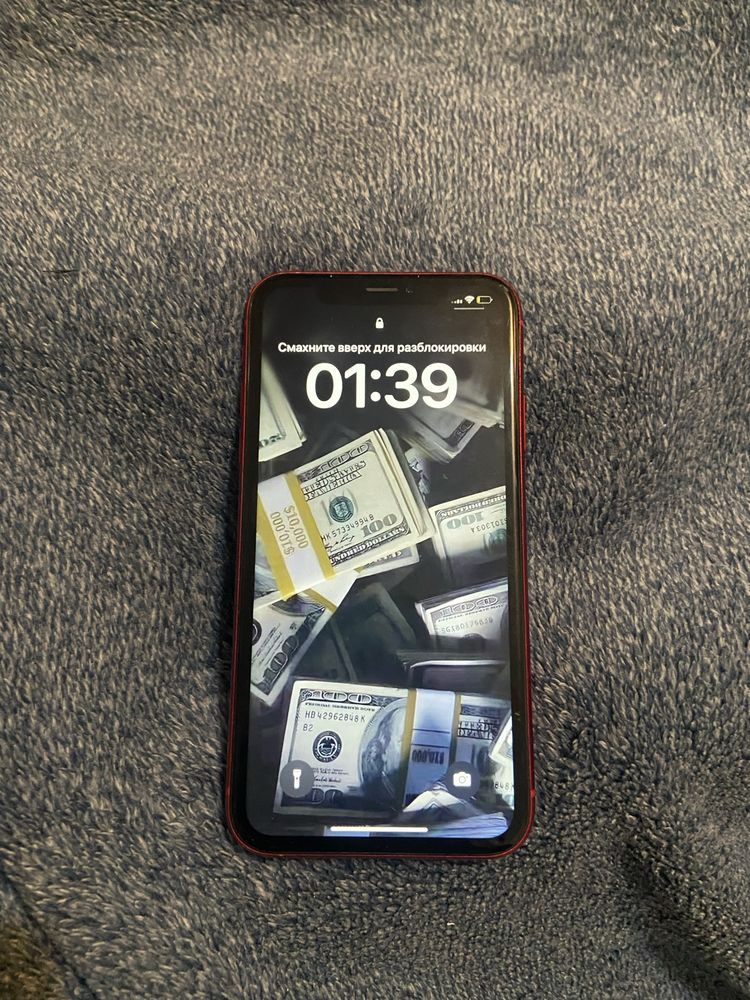 Iphone xr 66к есть торг есть дефект на фото видно батарея новая