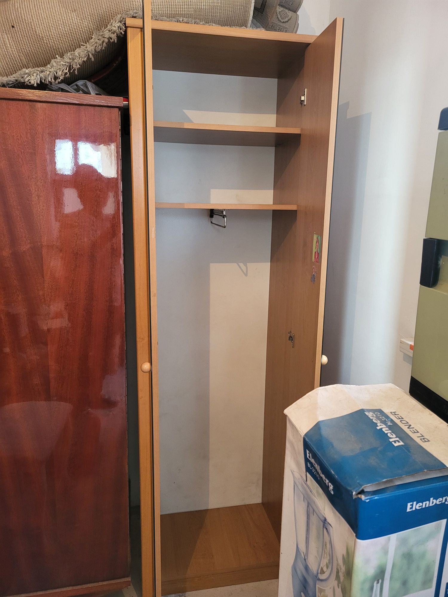 Продам шкаф с зеркалом