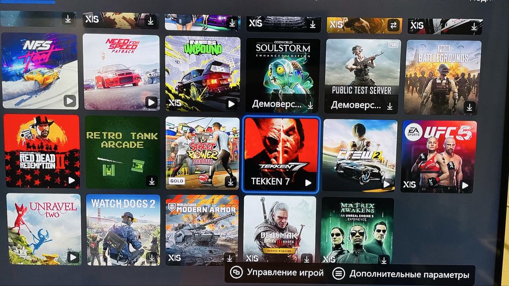 Продам Xbox series S 2 джойстика + игры.