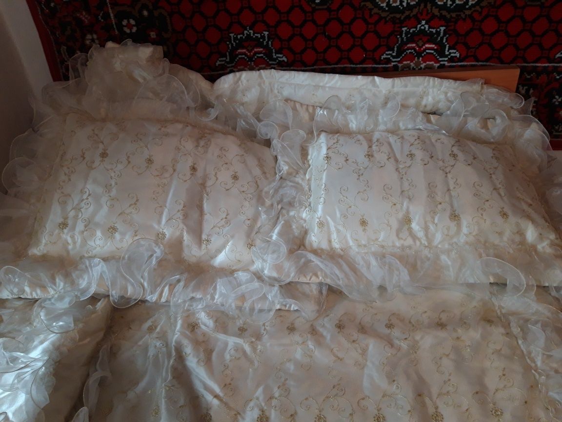 Срочно  продам! Нарядный наборр:покрывала с декоративными наволочками.