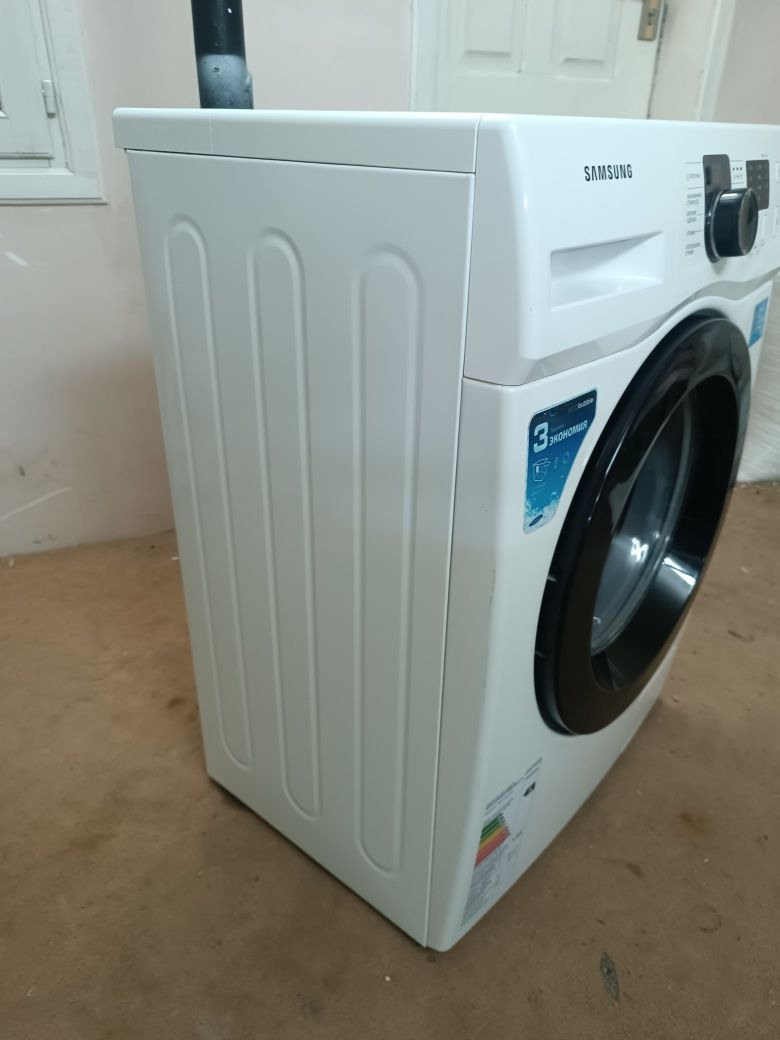 Стиральная машина Samsung 6kg практически новая.