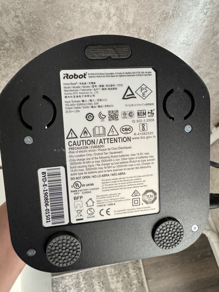 Продам робот пылесос Irobot roomba 960  в отличном рабочем состоянии.