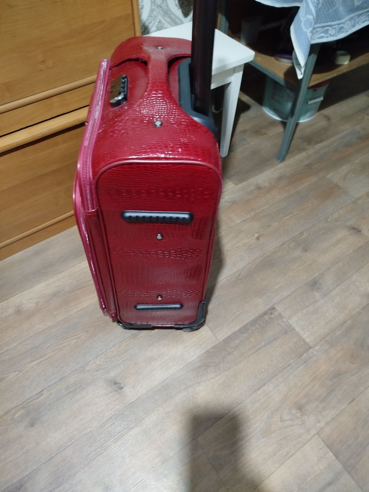 Продам чемодан экокожа, красный