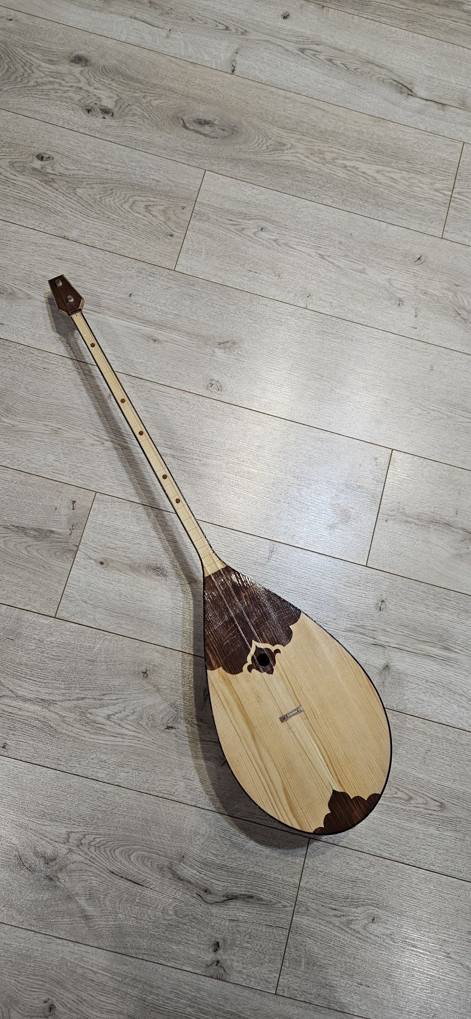 Продам домбыру детскую.  В хорошем состоянии. С чехлом.Играл сын.