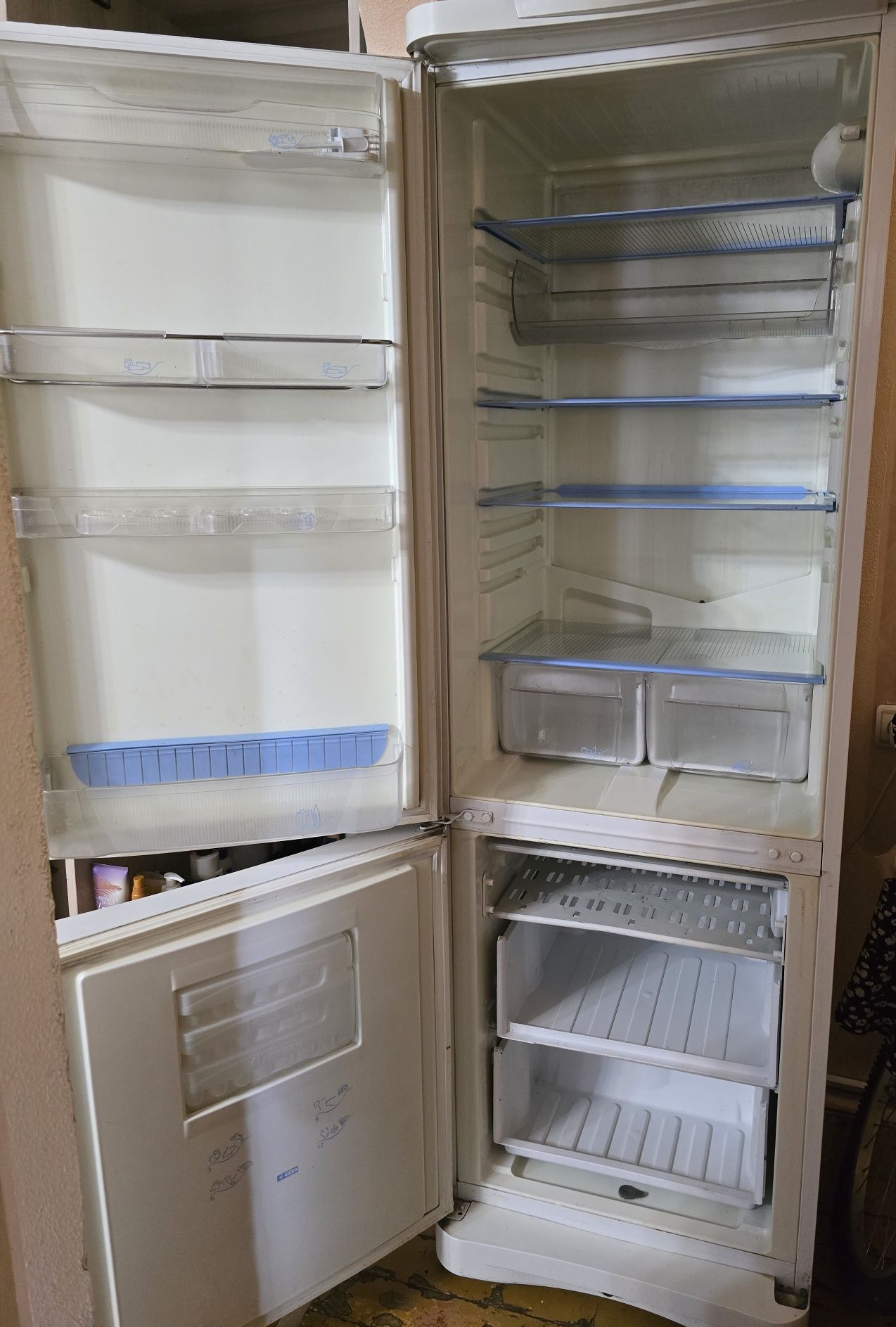 Холодильник  Indesit
