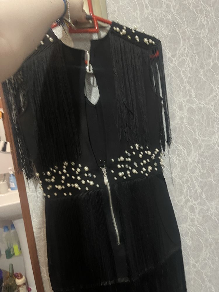 Черное аккуратное платье