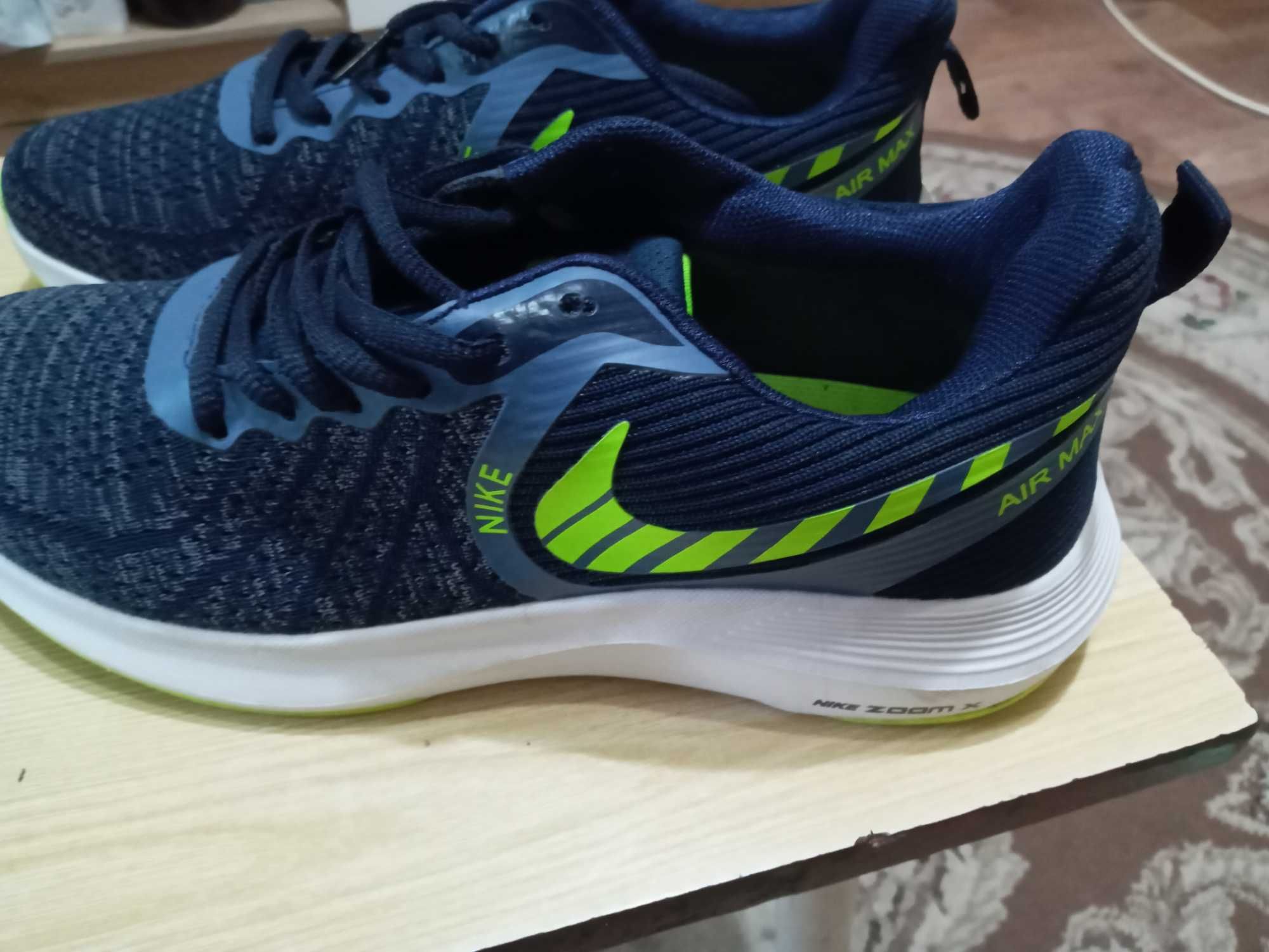 продам новые мужские кроссовки Nike р-р 41