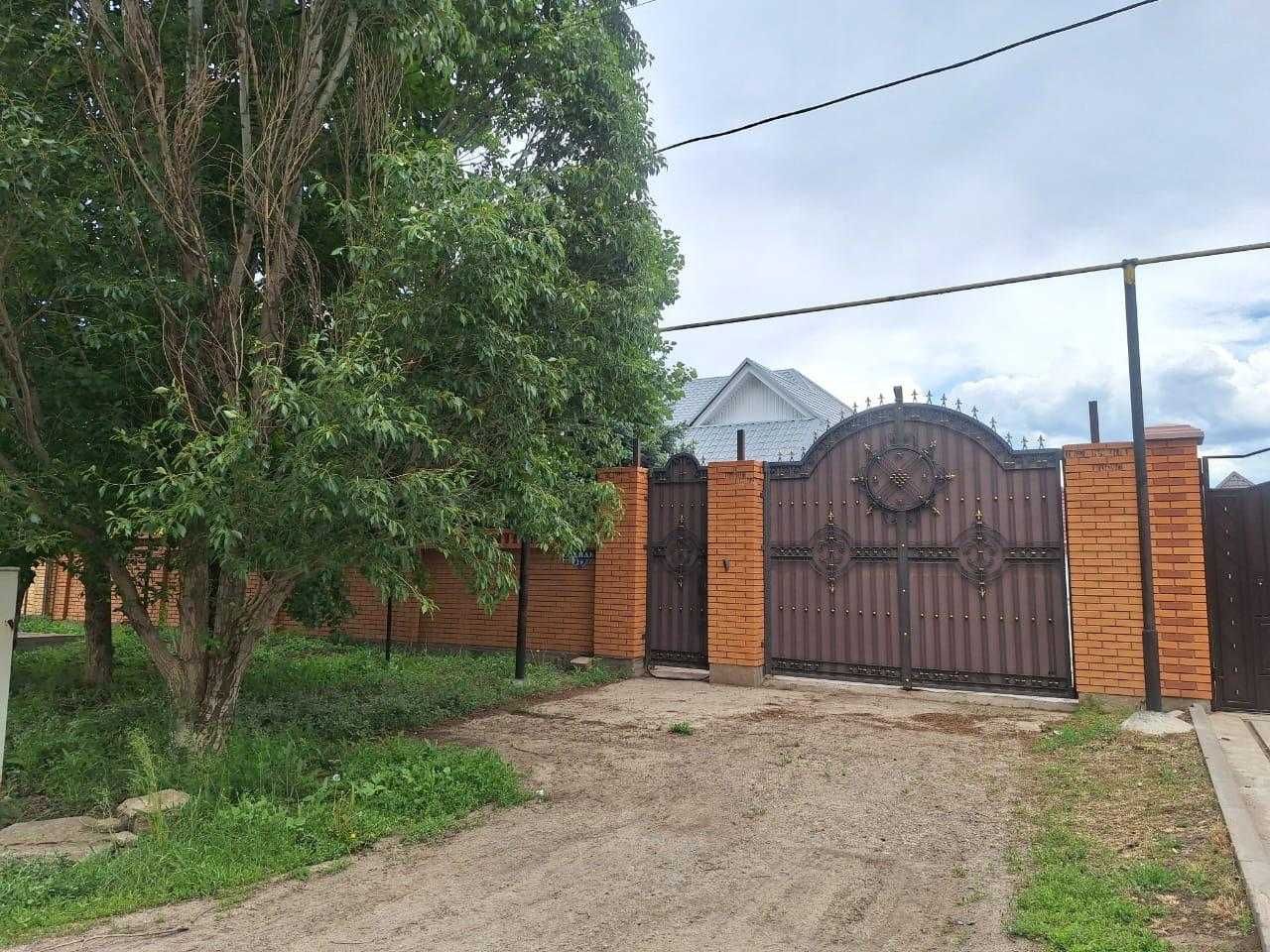 Уральск · Отдельный дом · 4 комнаты · 165 м² · 10 сот.