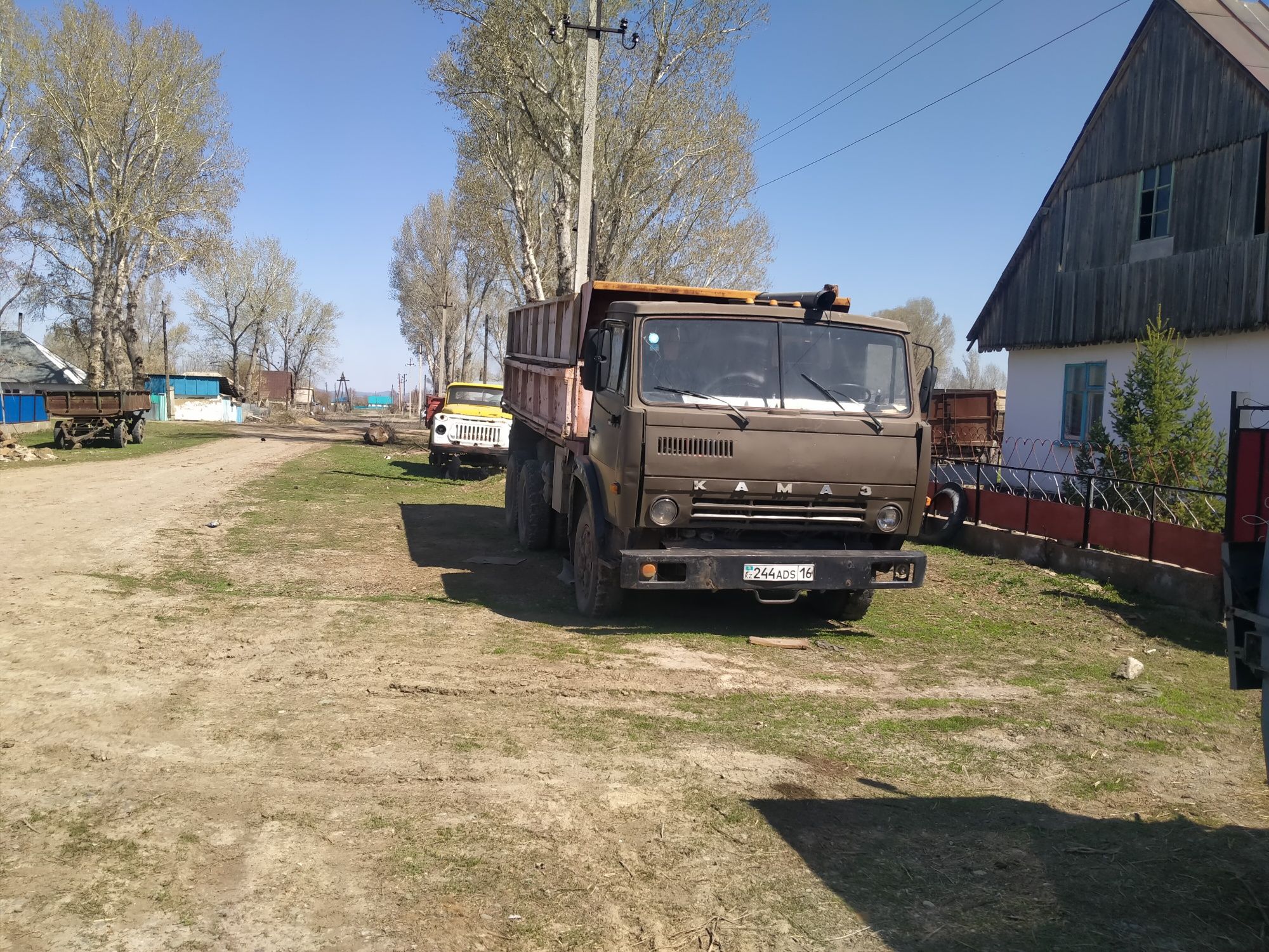 Продам КАМАЗ В ХОРОШЕМ СОСТОЯНИИ НА ХОДУ  с прицепом новый круг