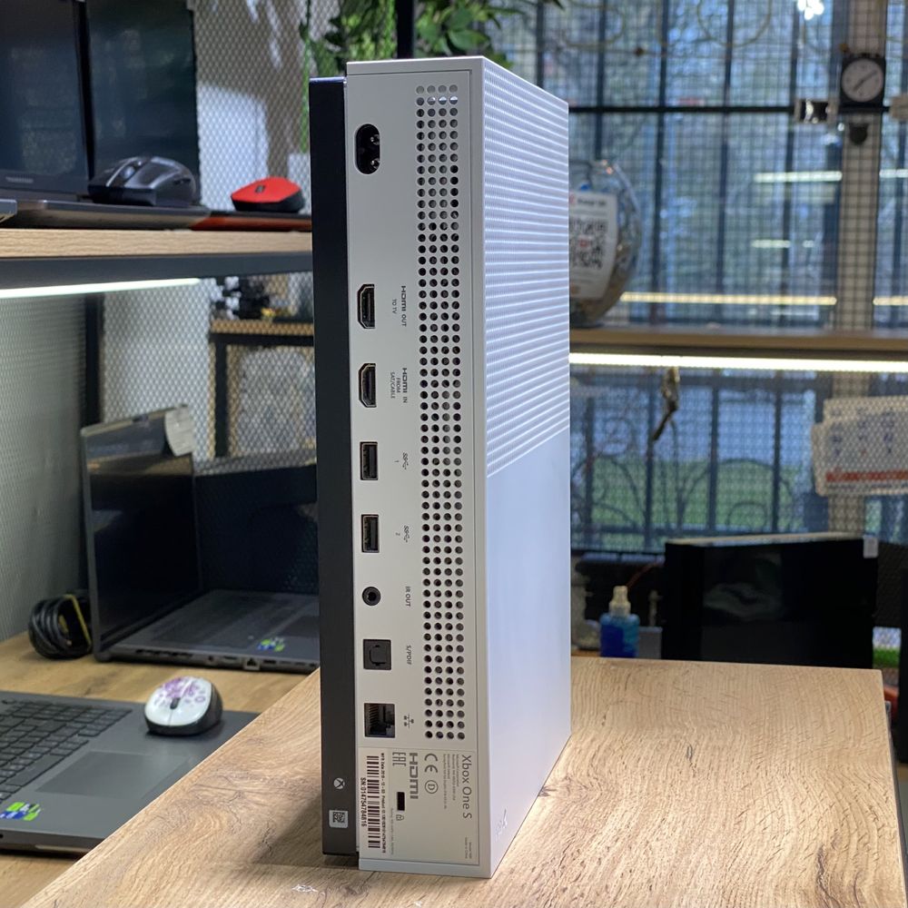 Xbox One S, 1 TB, 2 джойстика, 2 диска, 10098/А10