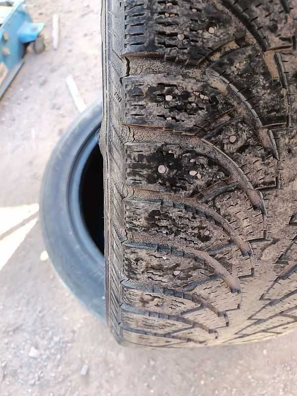 Две шины 205/50 R17 - "Nokian Hakkapeliitta-4" (Финляндия), зимние.