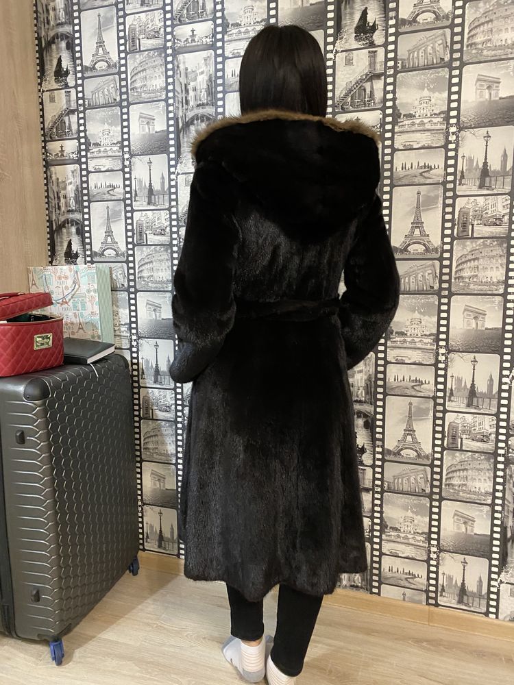 Продам срочно норковую шубу с капюшоном из соболя
