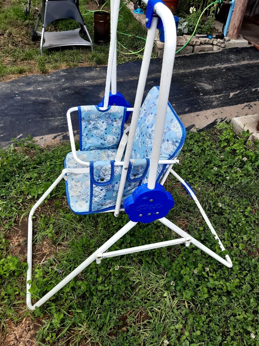 Продам качелю детскую
