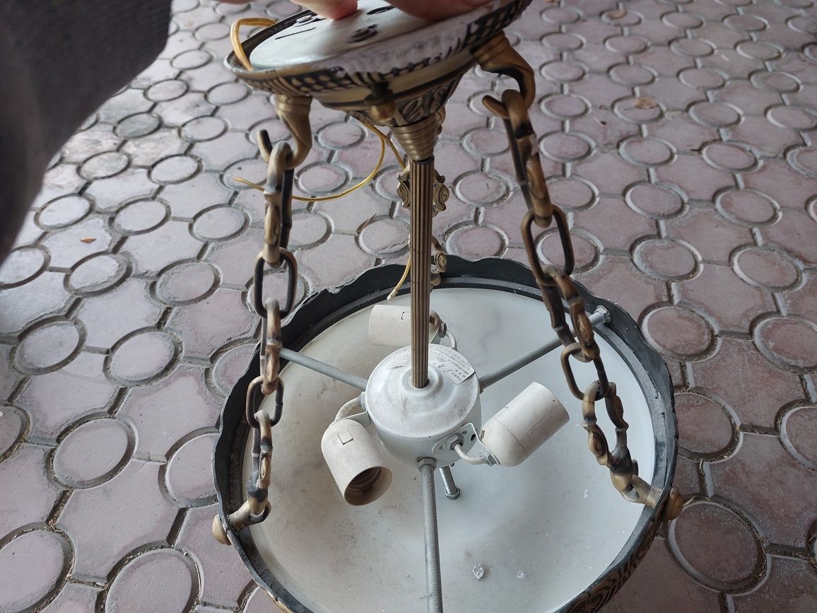 Красивая люстра .