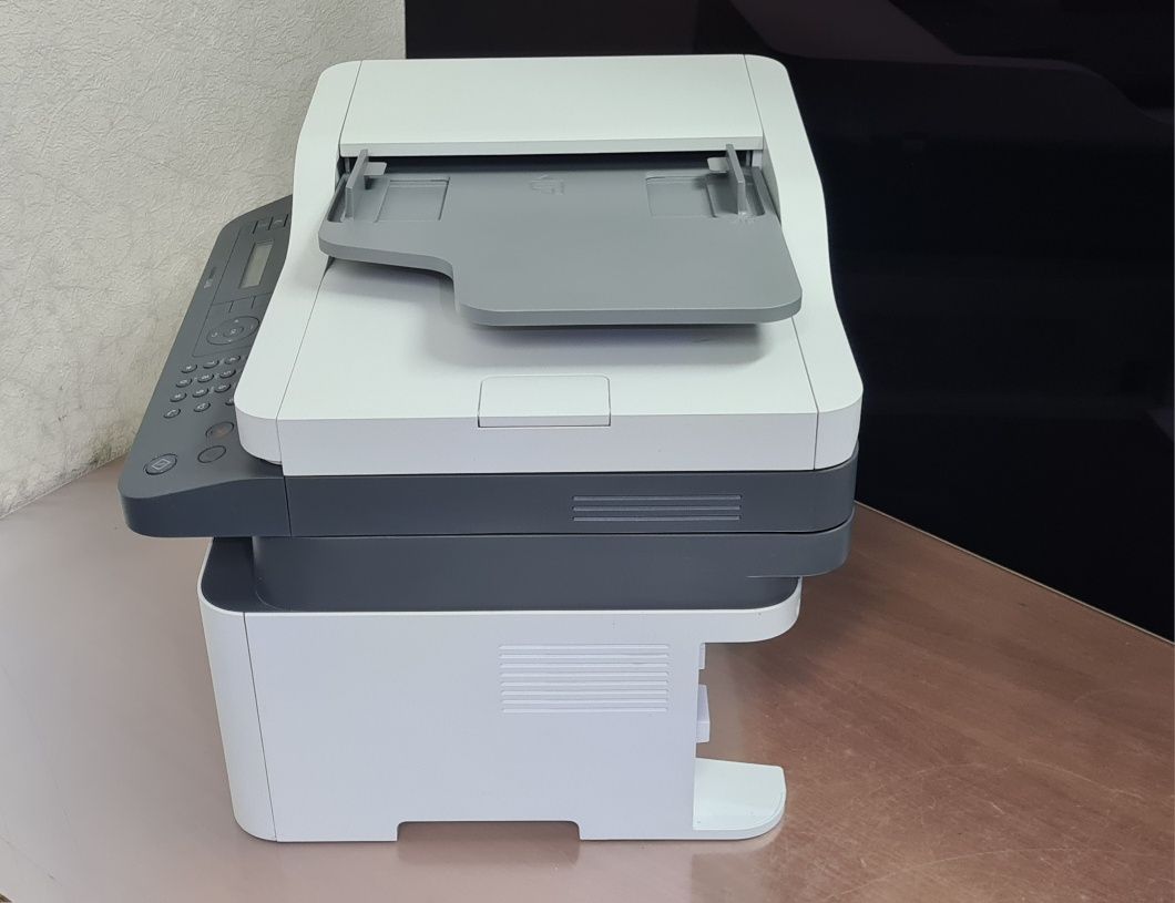 Продаю черно-белый лазерный принтер 3в1 Мфу HP137fnw c WI-FI