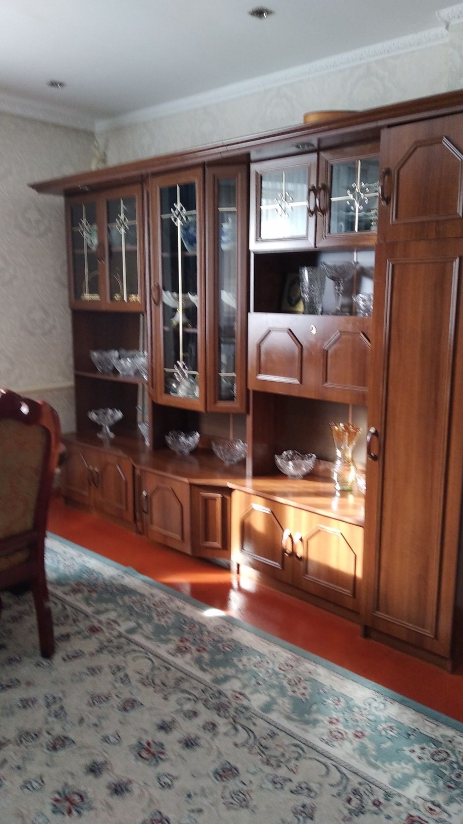 Продам б/у диван, стенка, стол со стуьлями, морозильник,+НОВЫЙ ДИВАНН