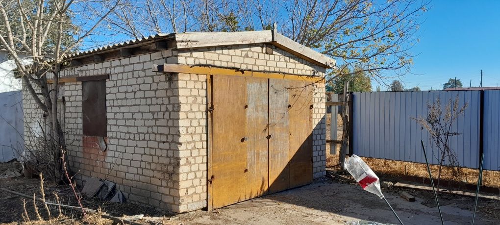 Продаётся кирпичный (красный кирпич покрытый силикатным кирпичом )