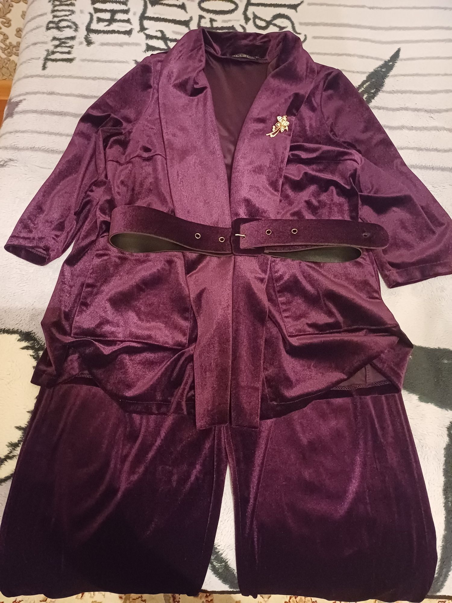Продам брючный костюм