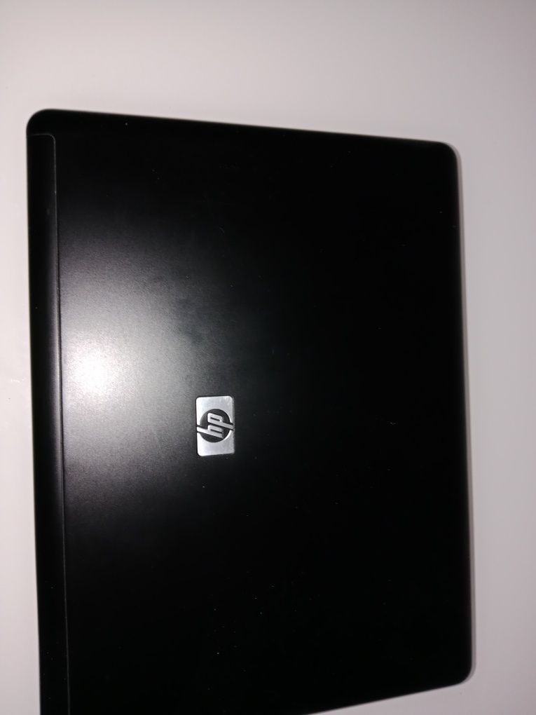 Продам оригинал ноутбук HP на запчасти рабочий что то с экраном.