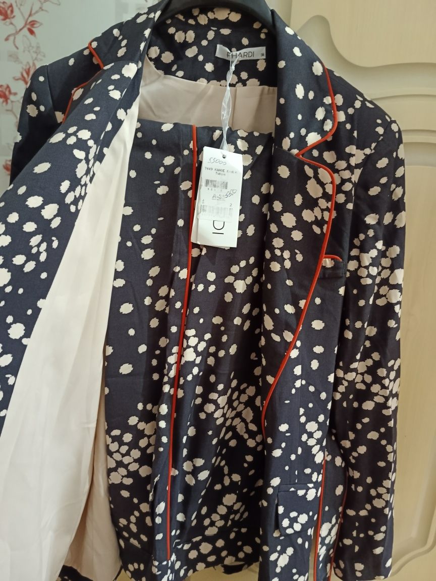 Продам женский нарядный костюм