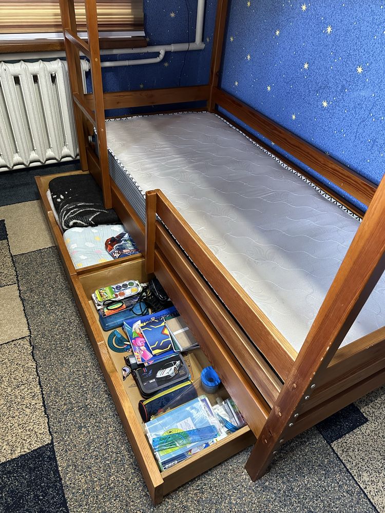 Продам кровать двух ярусную ( дерево)