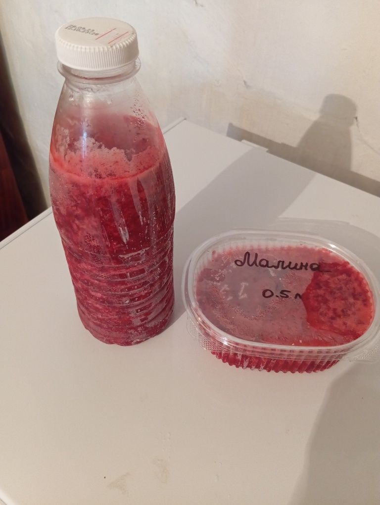 Малина с  сахаром перетёртая замороженная.