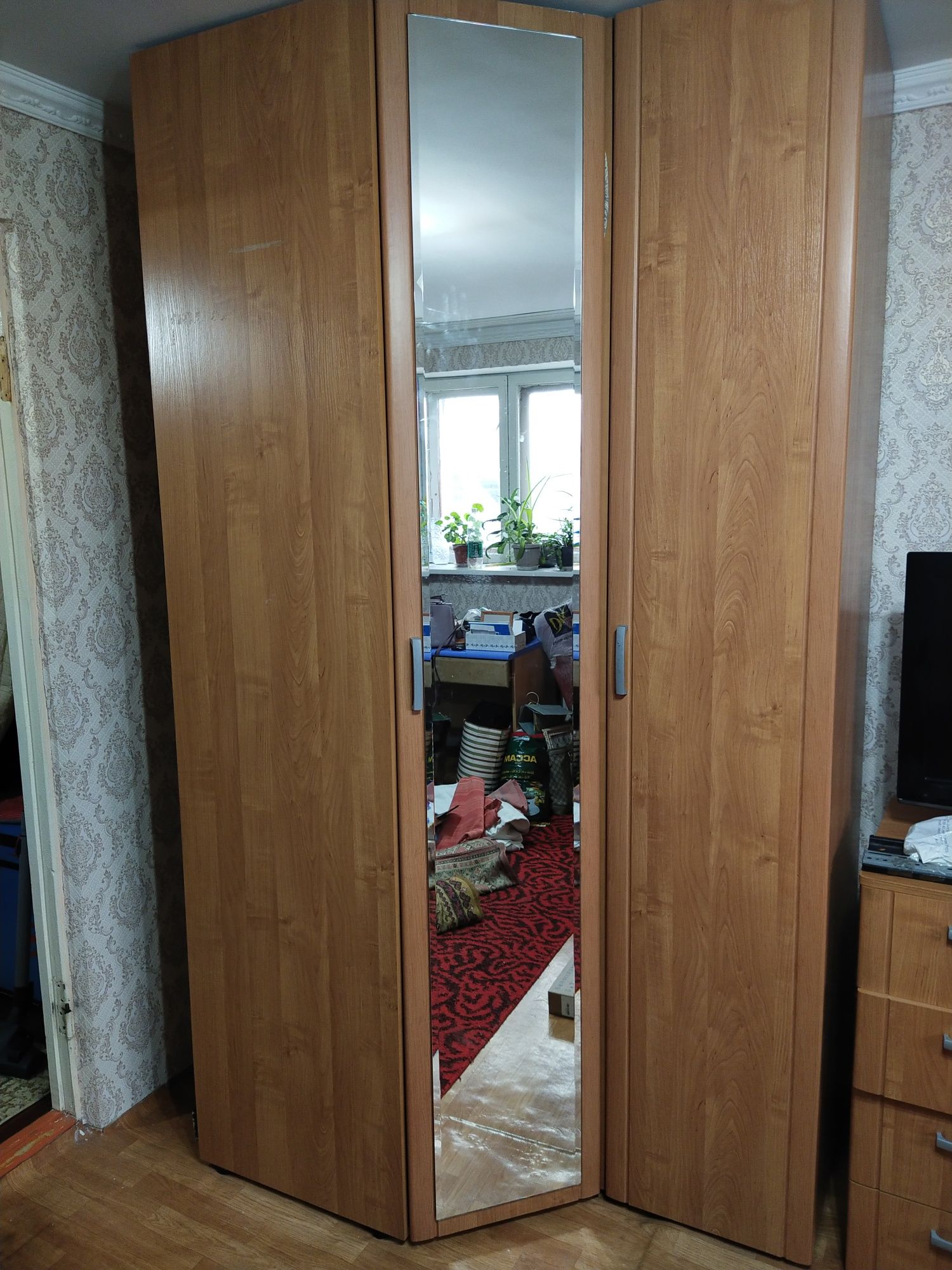 Продам угловой шкаф, пенал, комод