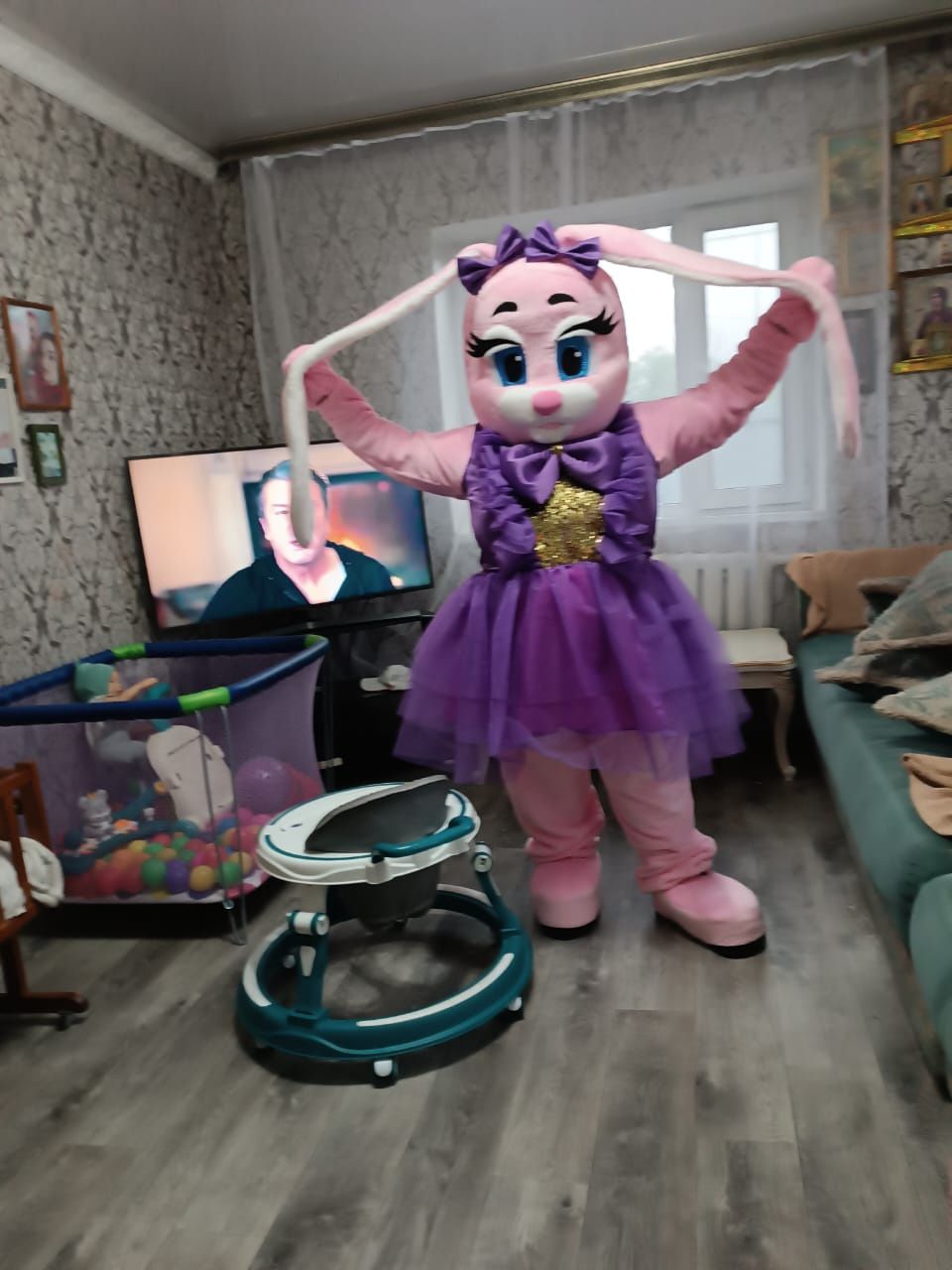 Продаю  роставую зайку кастюм .